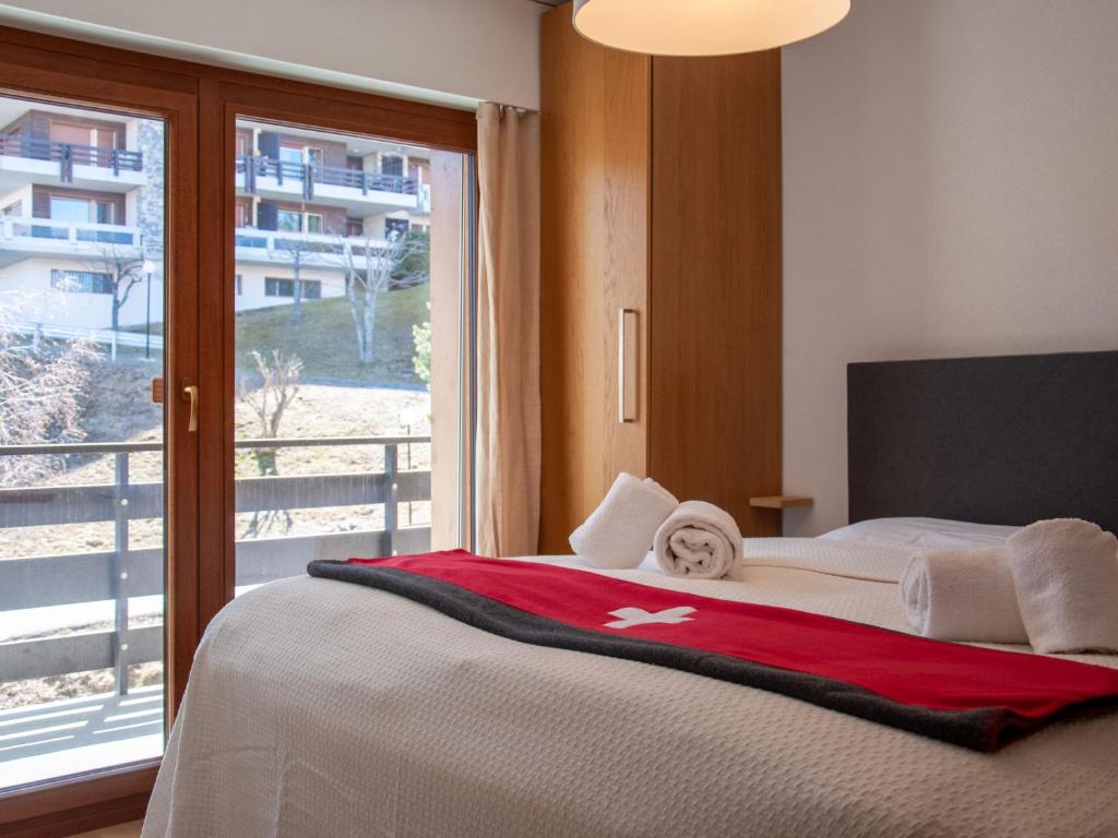 Postel nebo postele na pokoji v ubytování Apartment Olympic R4 by Interhome
