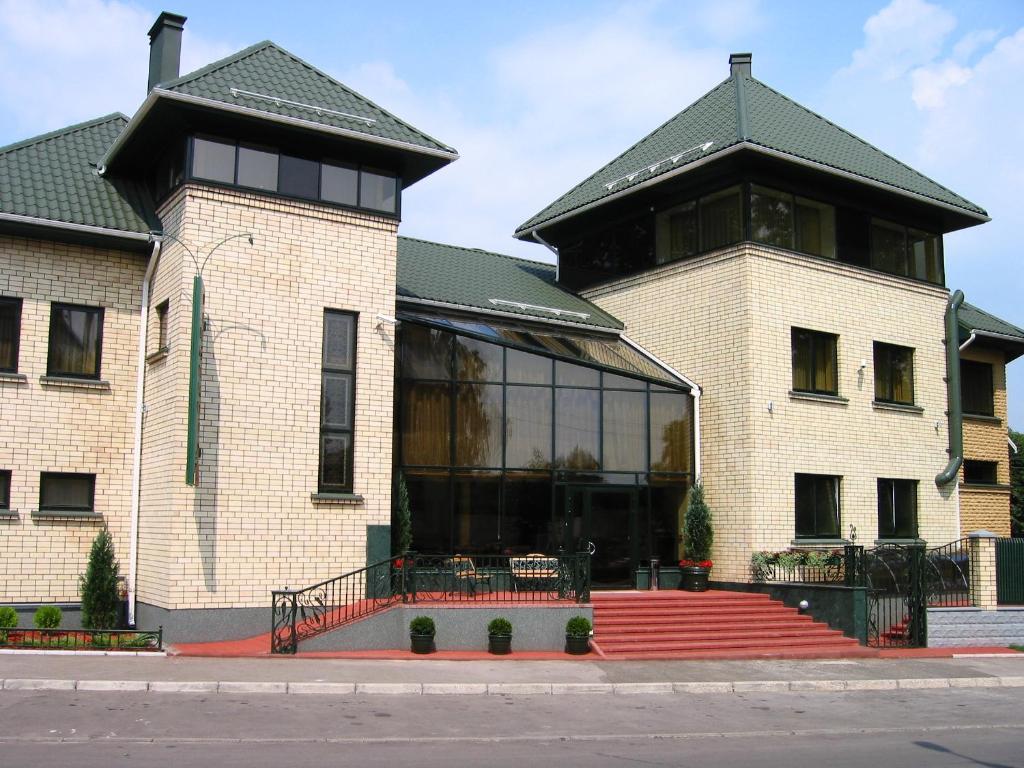 ein großes Backsteingebäude mit einem großen Fenster in der Unterkunft Hotel Sfinksas in Kaunas
