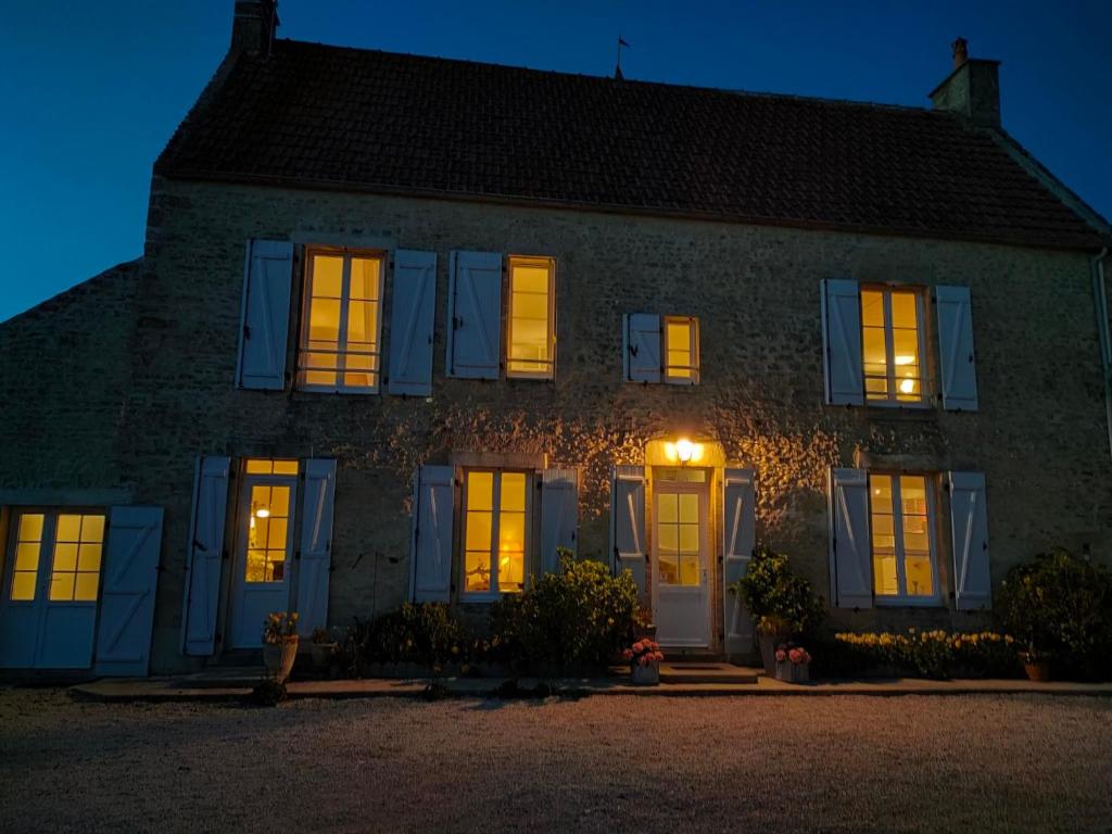 een huis met de lichten aan 's nachts bij Holiday Home La Batterie - LON400 by Interhome in Longues-sur-Mer