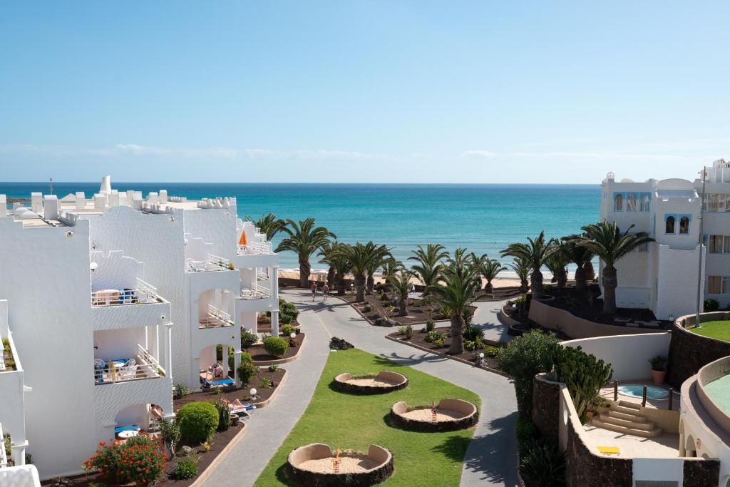Blick auf den Strand vom Balkon eines Resorts in der Unterkunft Sotavento Beach Club in Costa Calma