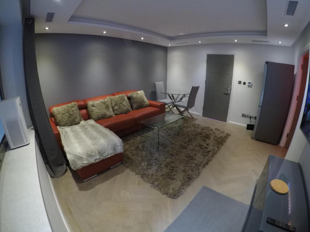 uma sala de estar com um sofá e uma mesa em Perfect Central London Base em Londres