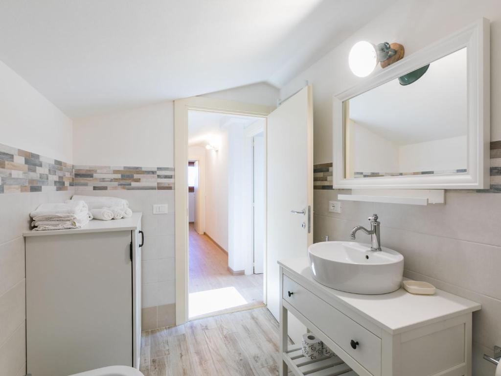 A bathroom at Holiday Home Melograno-2 by Interhome