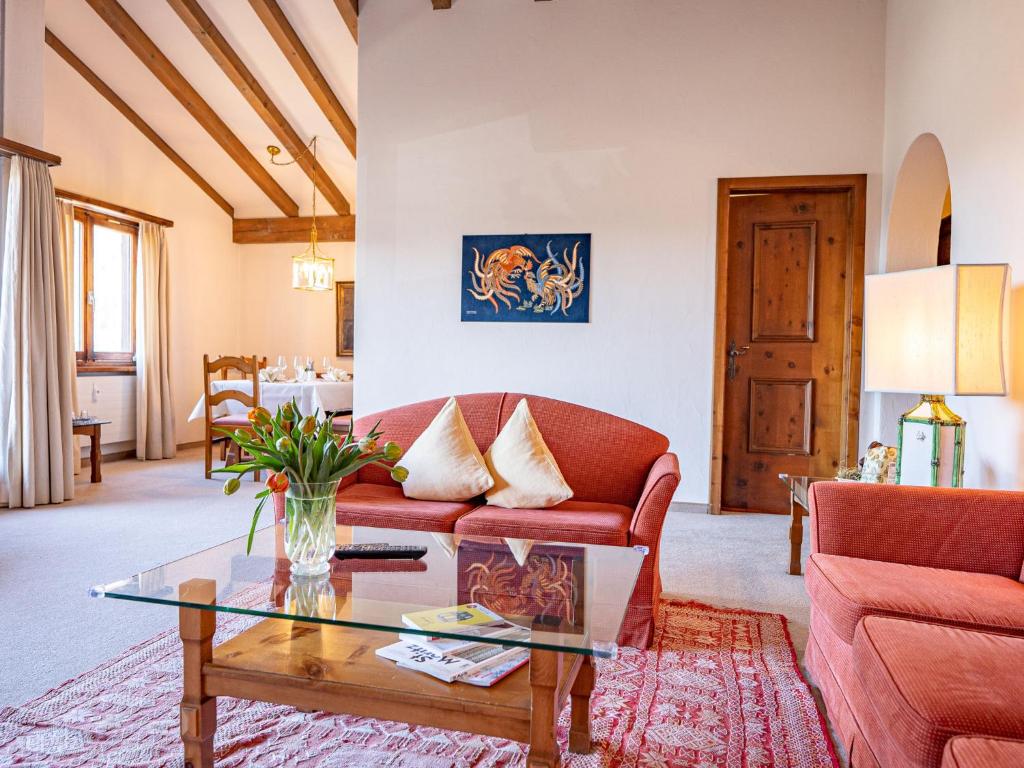 sala de estar con sofá y mesa en Apartment Chesa La Sajetta by Interhome en Surlej