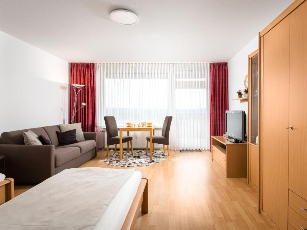 ein Wohnzimmer mit einem Sofa und einem Tisch in der Unterkunft Apartment B915 by Interhome in Lahnstein