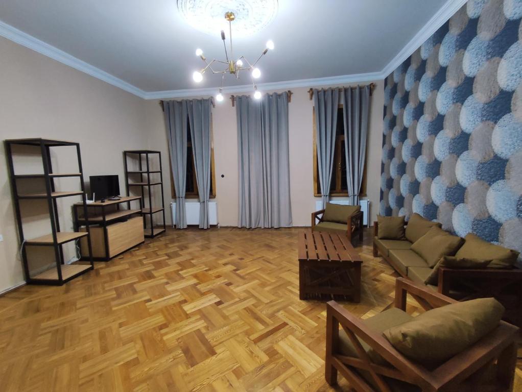sala de estar con sofá y mesa en Cozy Apartment In Old Town Kutaisi, en Kutaisi