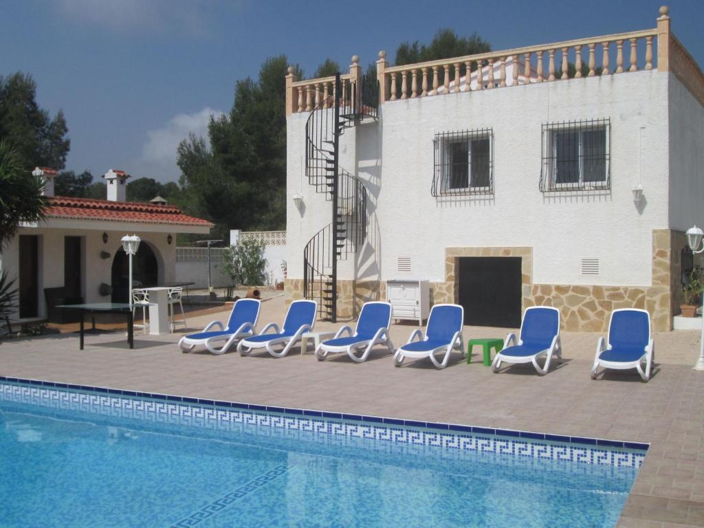 - un groupe de chaises bleues et une piscine dans l'établissement Villa Consuelo by Interhome, à Calp