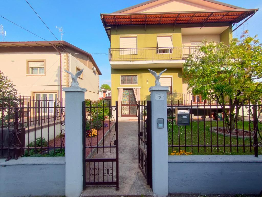 una puerta delante de una casa amarilla en Le Aquile, en Ghedi