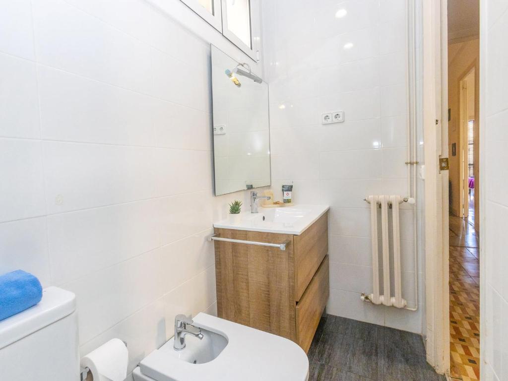 Koupelna v ubytování Apartment Eix-Dret-Roger de LLuria-Valencia by Interhome