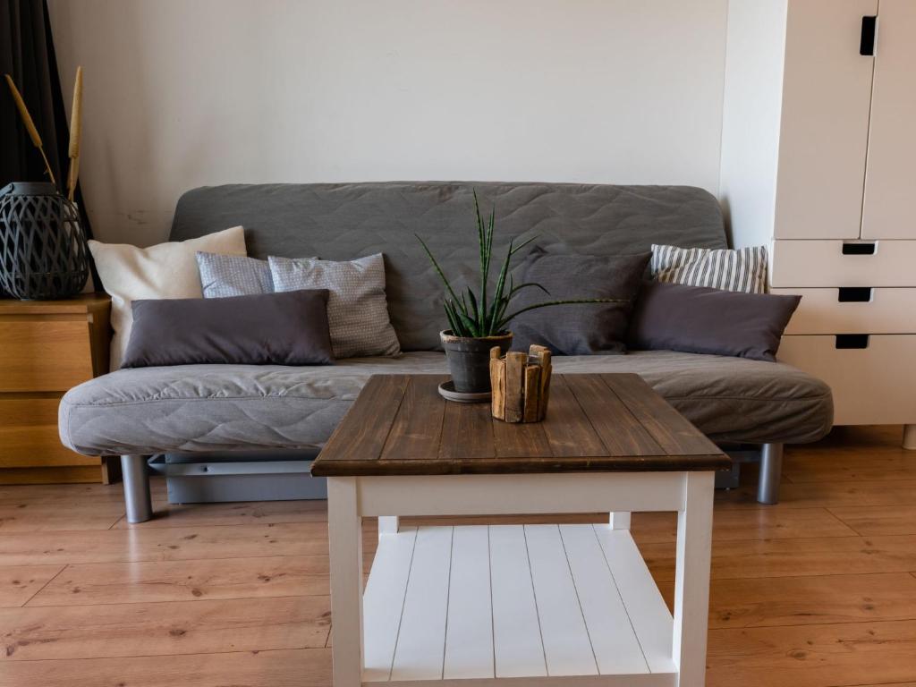 een woonkamer met een bank en een salontafel bij Apartment B 77 by Interhome in Dittishausen