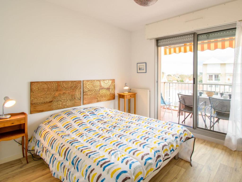 sypialnia z łóżkiem i balkonem w obiekcie Apartment Poséidon by Interhome w Arcachon
