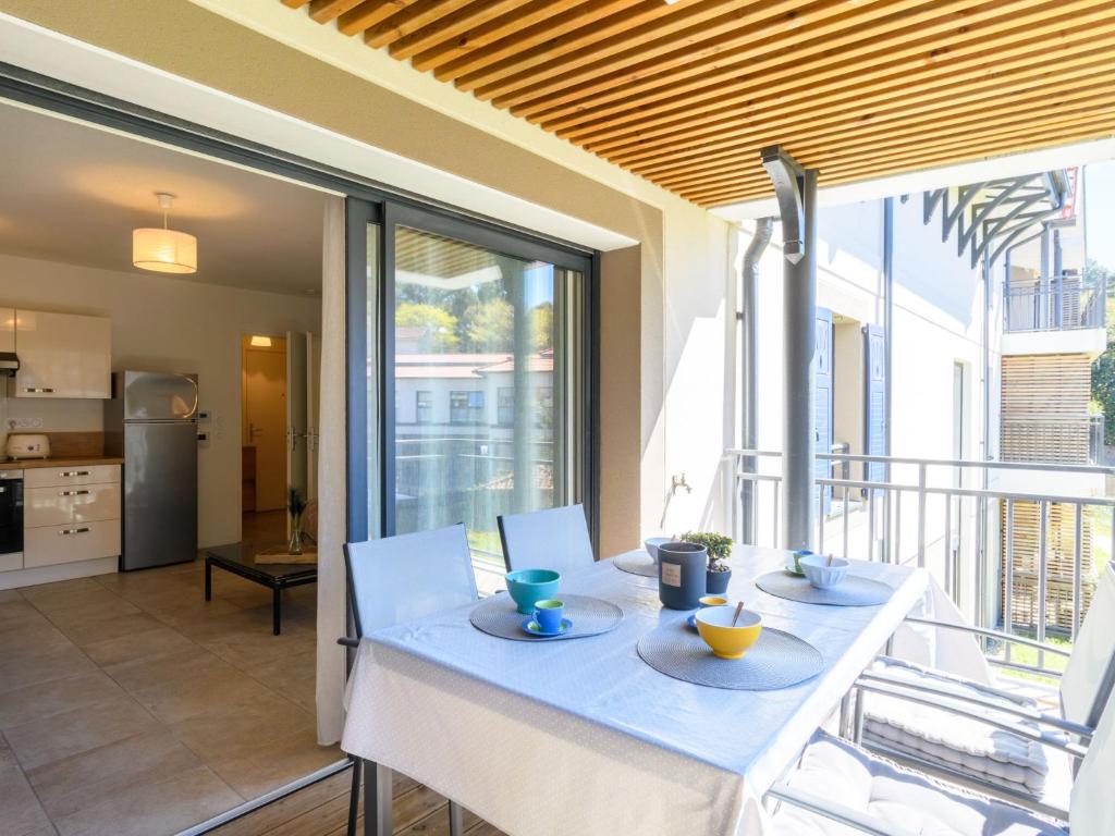 - une table blanche avec deux assiettes dans la cuisine dans l'établissement Apartment Couleurs Tchanquées-2 by Interhome, à Arcachon