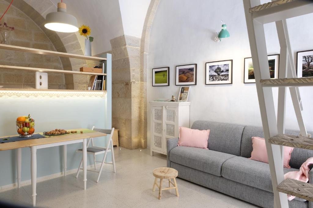een woonkamer met een bank en een tafel bij Sottano del Mastro Central Apartment in Corato