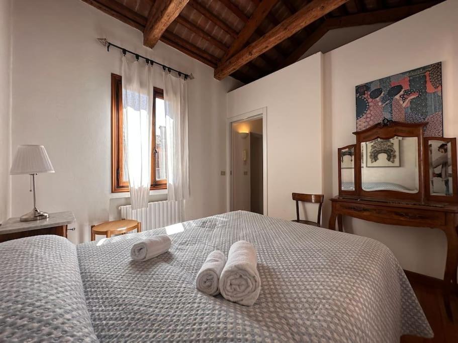 Un dormitorio con una cama con toallas. en Terrace suite, en Venecia
