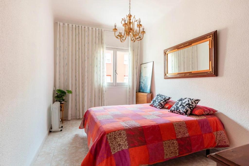 1 dormitorio con 1 cama con una manta colorida en Mi descanso, en Madrid