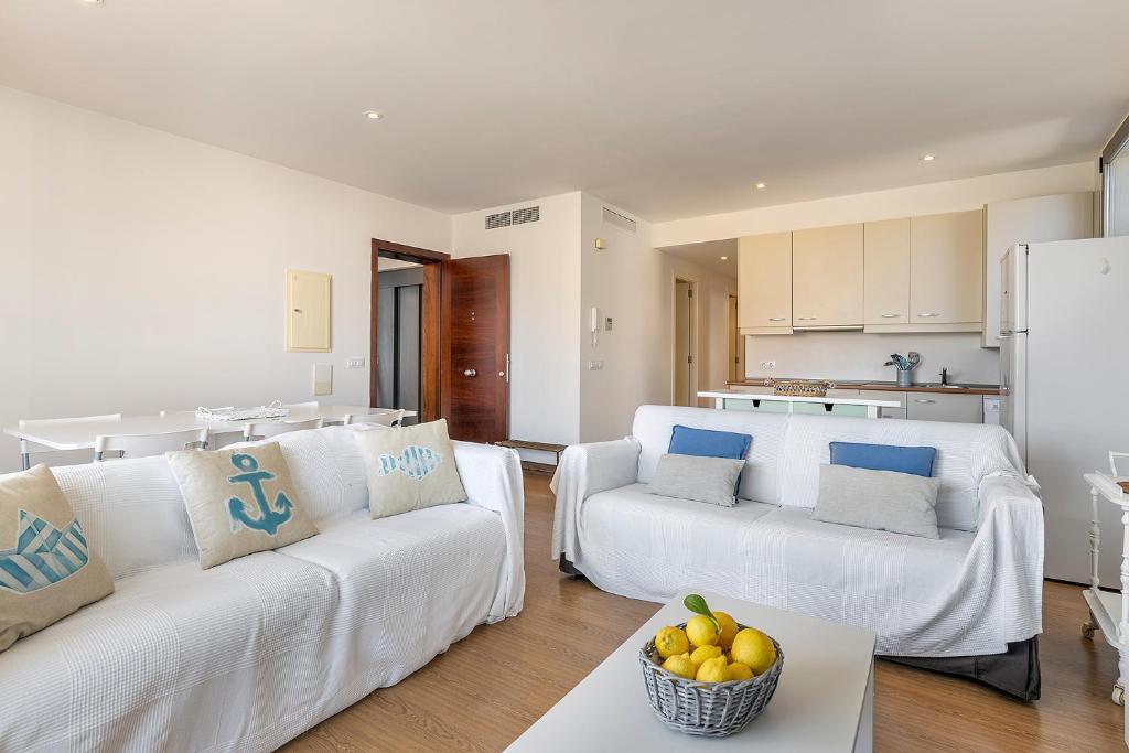 sala de estar con 2 sofás blancos y cocina en Apartamento GAVINA 1C - a 400m de la playa, en Pollensa