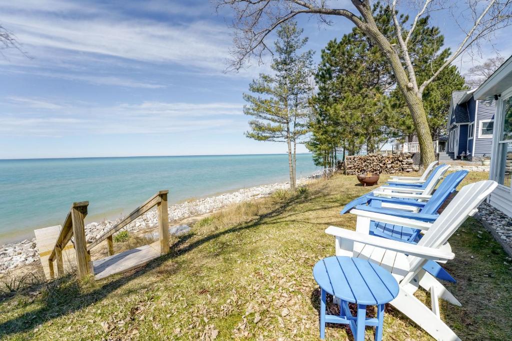 una fila de sillas sentadas al lado de una playa en Sunny Mears Vacation Rental with Private Beach!, en Mears