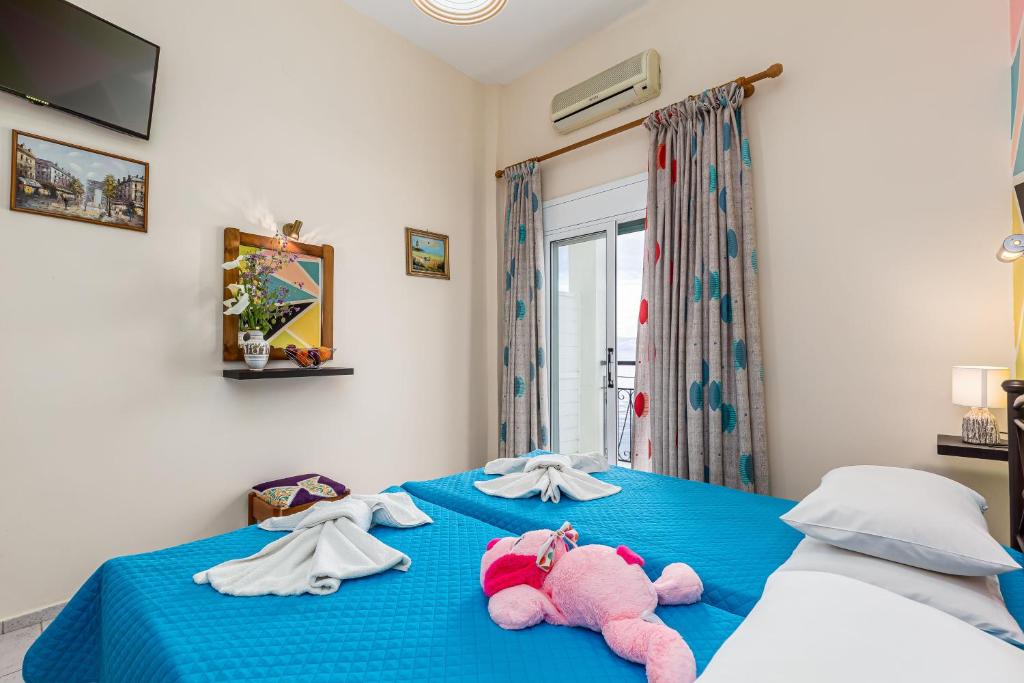 Postel nebo postele na pokoji v ubytování Riviera Seaside Hotel