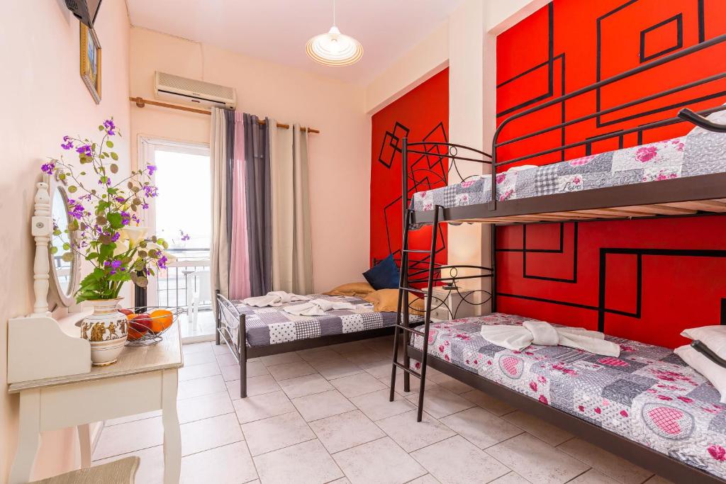 Postel nebo postele na pokoji v ubytování Riviera Seaside Hotel