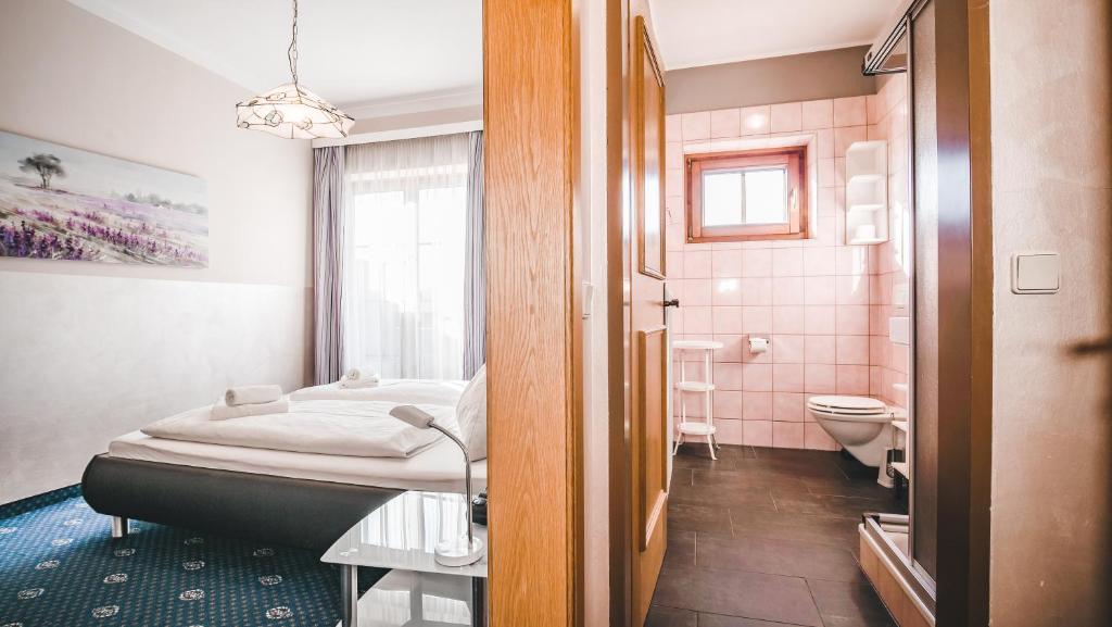 Postel nebo postele na pokoji v ubytování Hotel Kärntnerhof Velden by S4Y