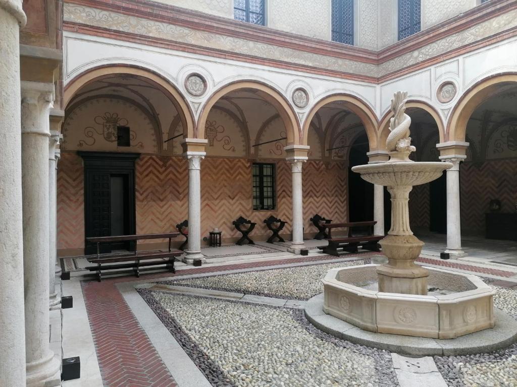 克雷莫納的住宿－Foresteria Palazzo Guazzoni Zaccaria，建筑物中央的喷泉