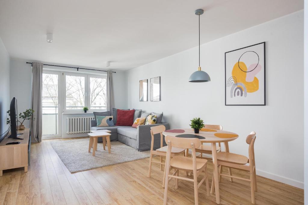 a living room with a table and a couch at Śródmieście Homely Apartment in Warsaw