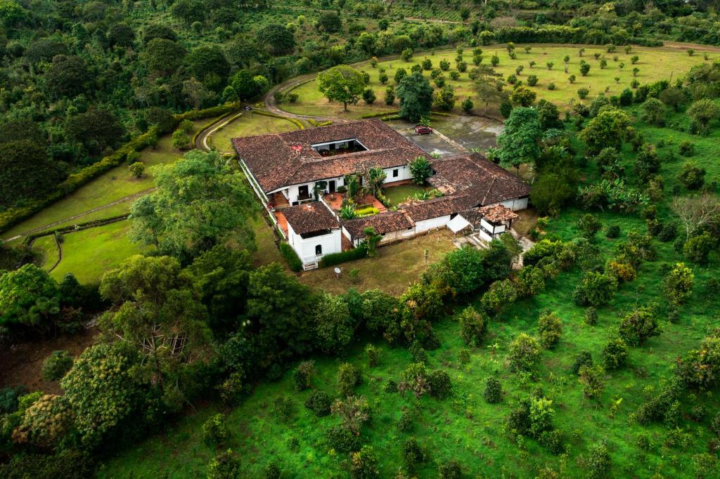 una vista aérea de una casa en un campo en Hotel Hacienda Supracafe en Popayán