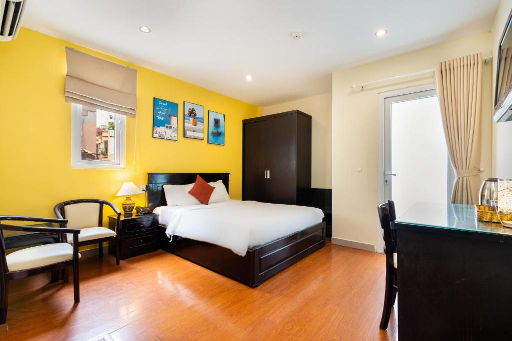 Llit o llits en una habitació de Sai Gon Hotel Bui Vien Walking Street
