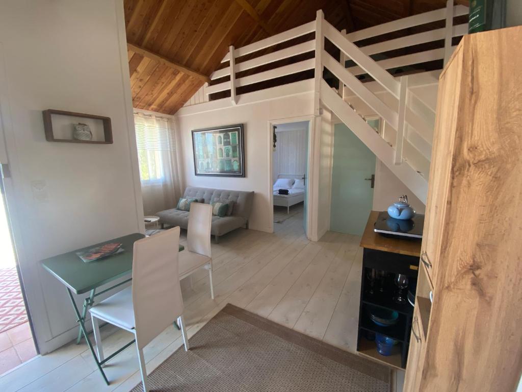 Televízia a/alebo spoločenská miestnosť v ubytovaní Les Hauts Cottages