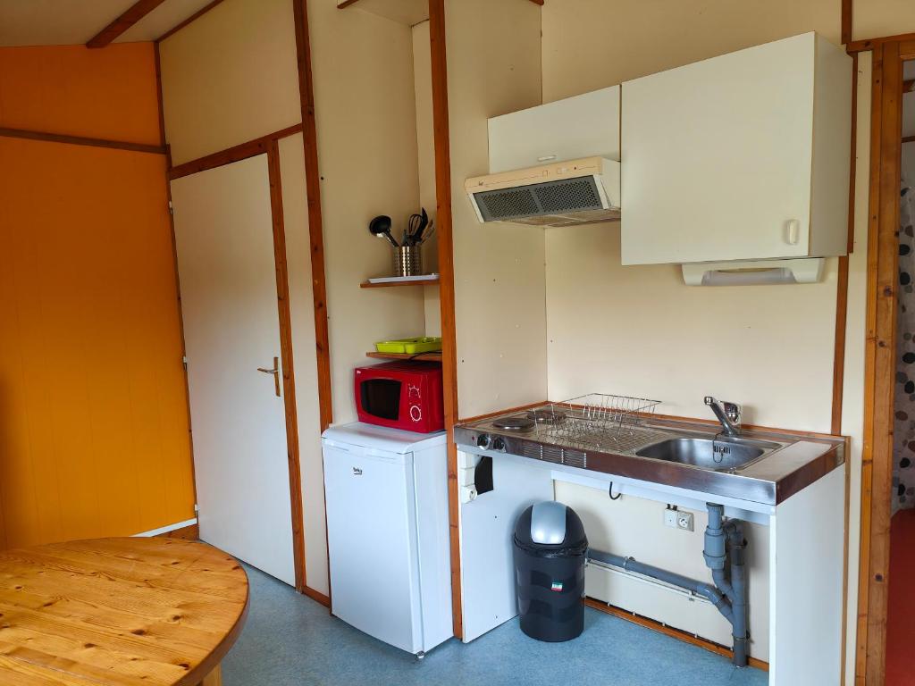 Kuchyňa alebo kuchynka v ubytovaní Camping Onlycamp Les Deux Rives