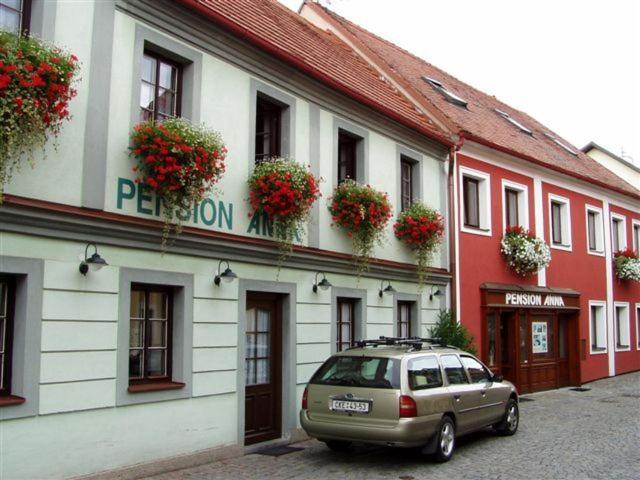un coche aparcado frente a un edificio en Pension Anna, en Český Krumlov