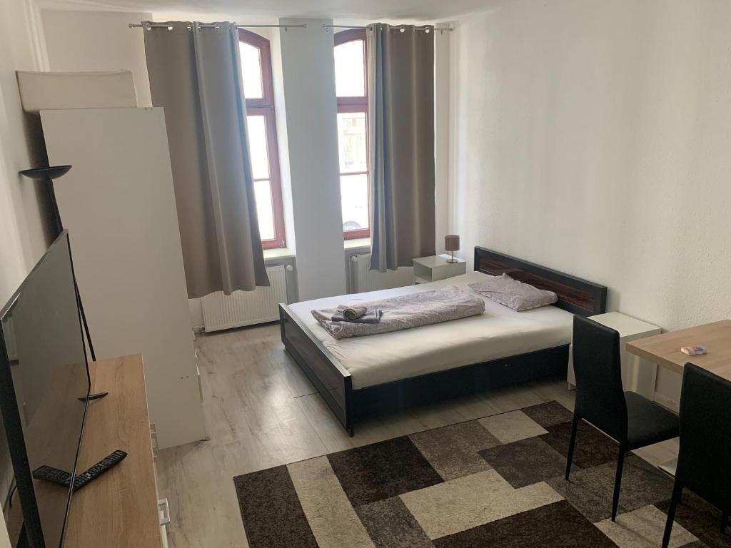 Postel nebo postele na pokoji v ubytování LEA Apartments Zentrum Ost mit Stellplatz