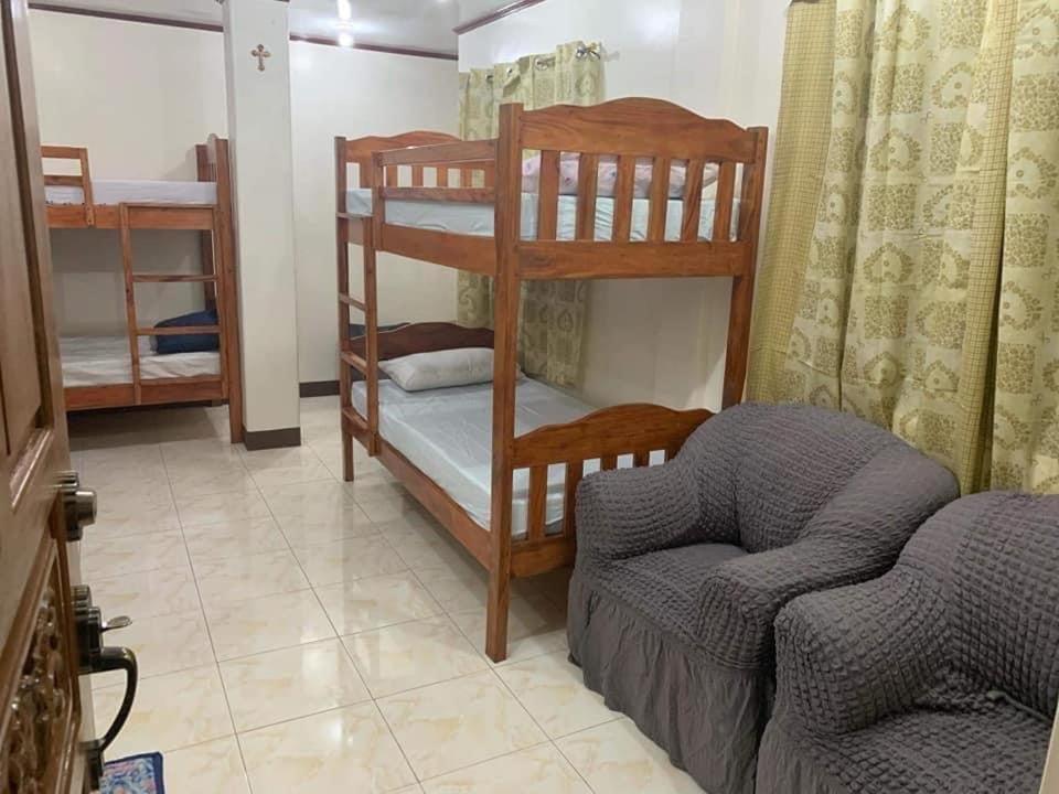 Roseville Home Stay and Moroccan Spa and Wellness في Baranghauon: غرفة معيشة مع سريرين بطابقين وأريكة