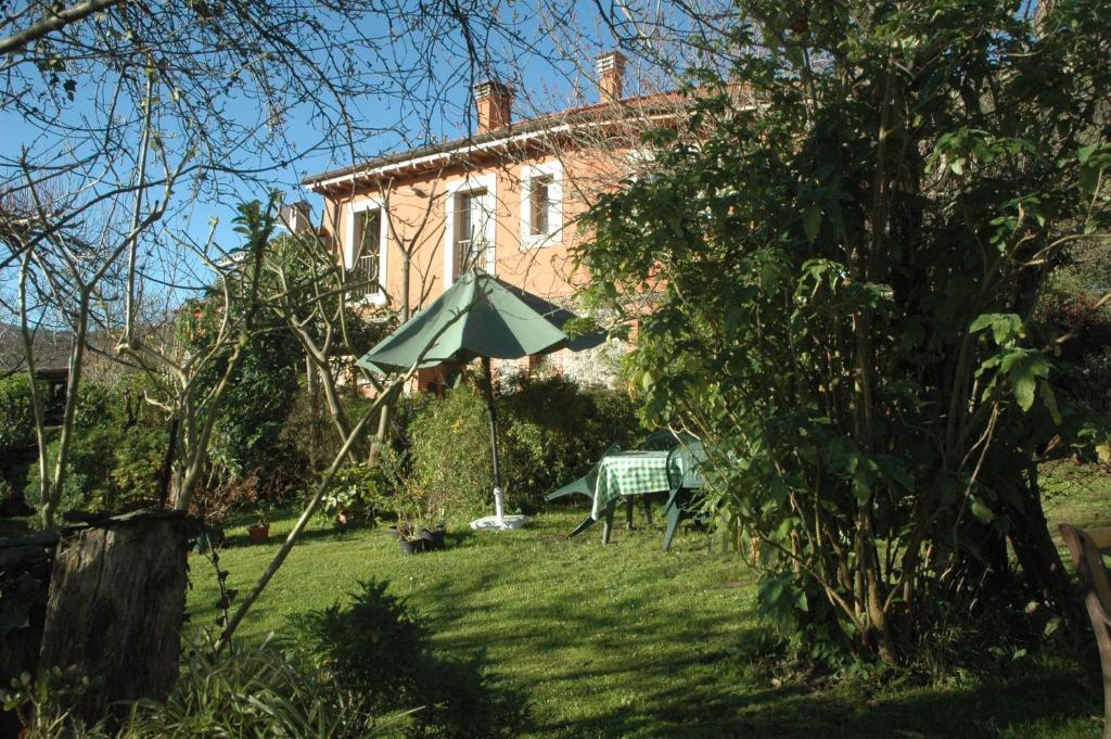 an umbrella in the yard of a house at Casa Ines in Puelles