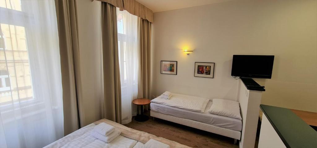 Postel nebo postele na pokoji v ubytování Hotel Malá Strana