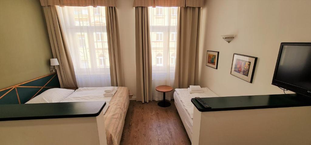 Postel nebo postele na pokoji v ubytování Hotel Malá Strana