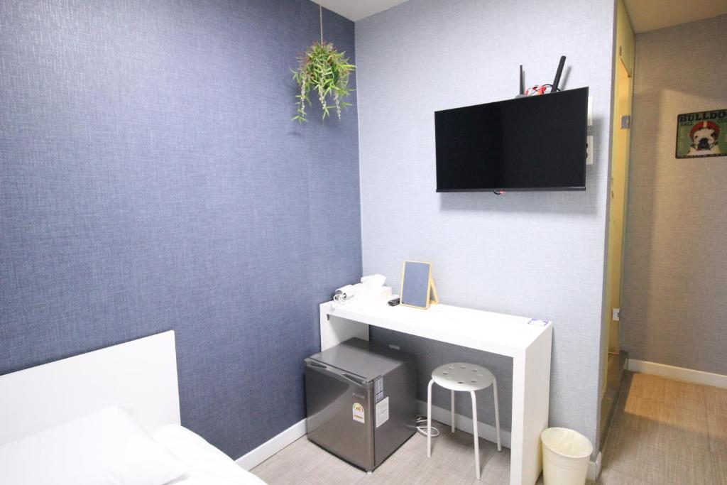 Uma TV ou centro de entretenimento em Hotel Golden Park Myeongdong