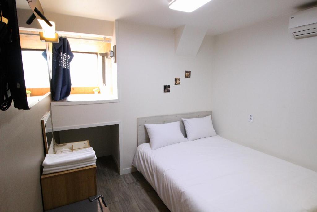 Cama ou camas em um quarto em Hotel Golden Park Myeongdong