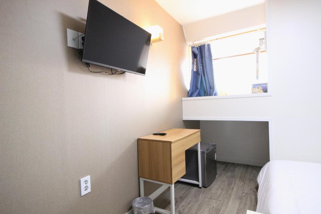 Uma TV ou centro de entretenimento em Hotel Golden Park Myeongdong