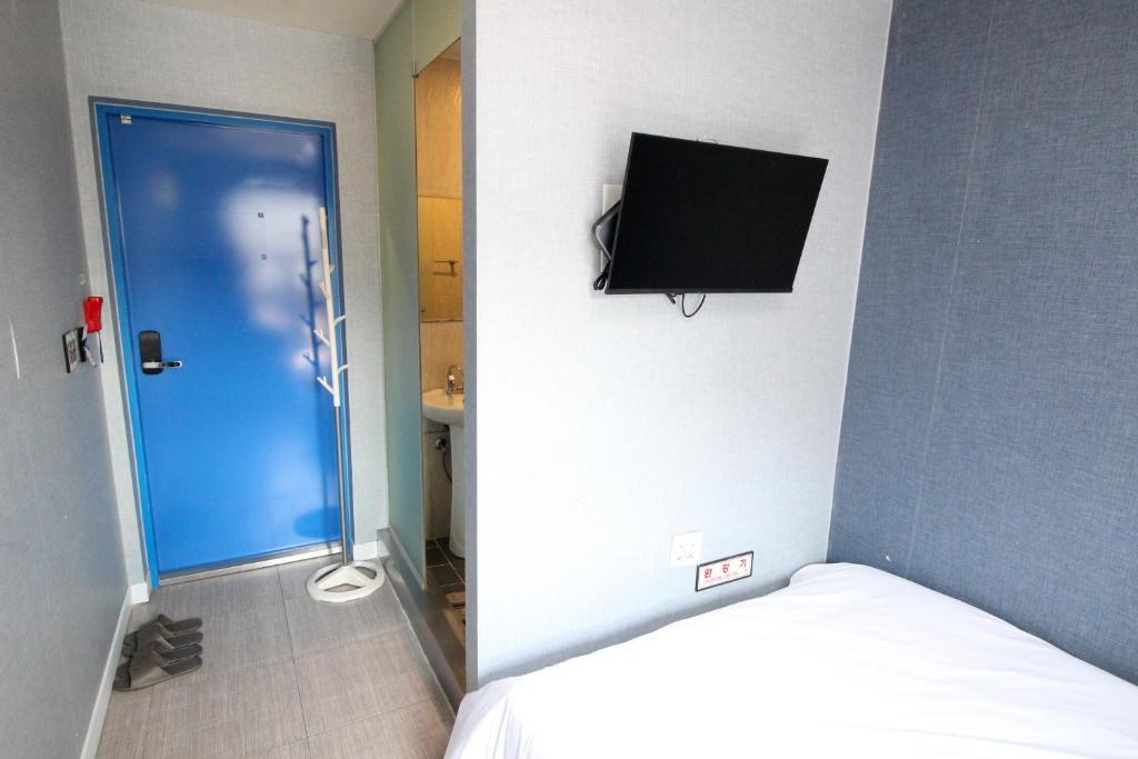 Uma TV ou centro de entretenimento em Hotel Golden Park Myeongdong