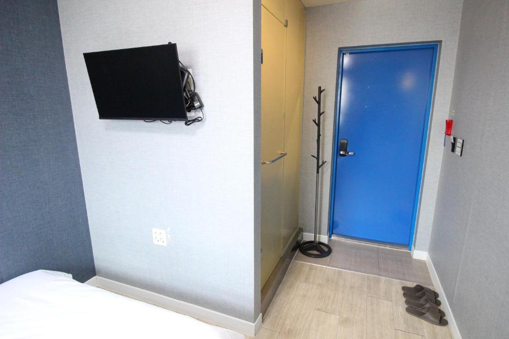 Uma TV ou centro de entretenimento em Hotel Golden Park Myeongdong