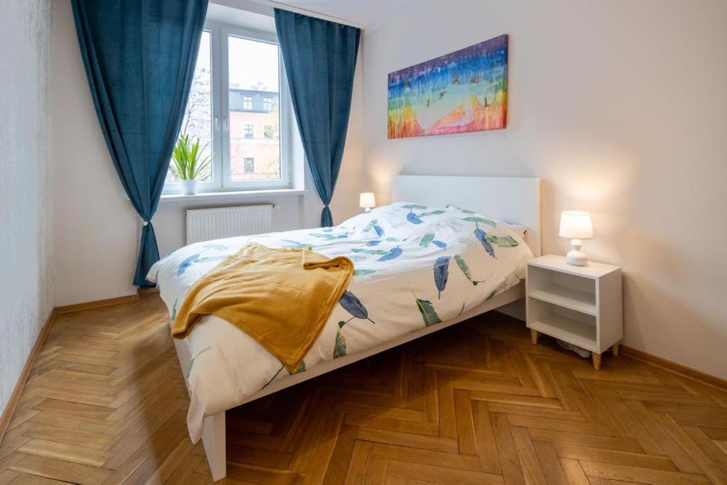 um quarto com uma cama e uma janela em Justi Old Town Apartment Studencka em Cracóvia