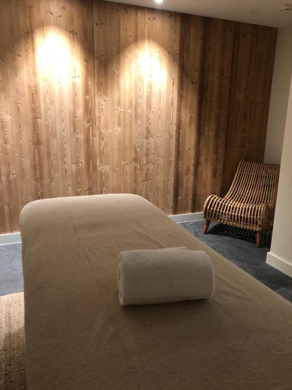 Postel nebo postele na pokoji v ubytování Hôtel Le Mouton Bleu