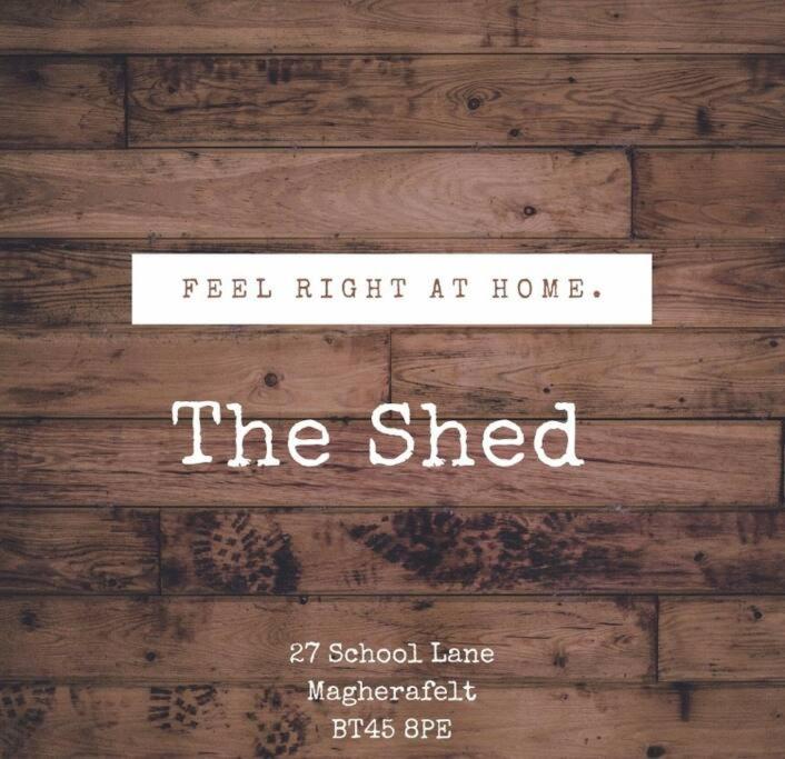 The Shed. في Knockcloghrim: لوحة تدل على الكوخ على جدار خشبي