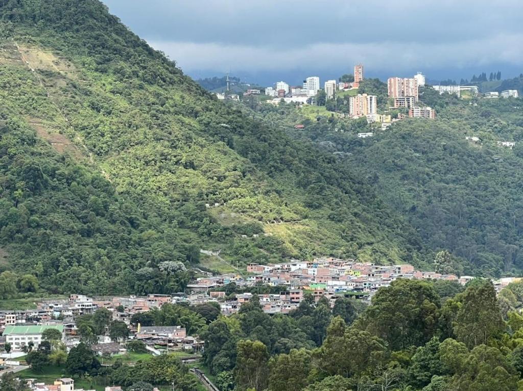 a view of a city on a mountain at Espectacular apartamento primer piso capacidad 6 personas in Villamaría
