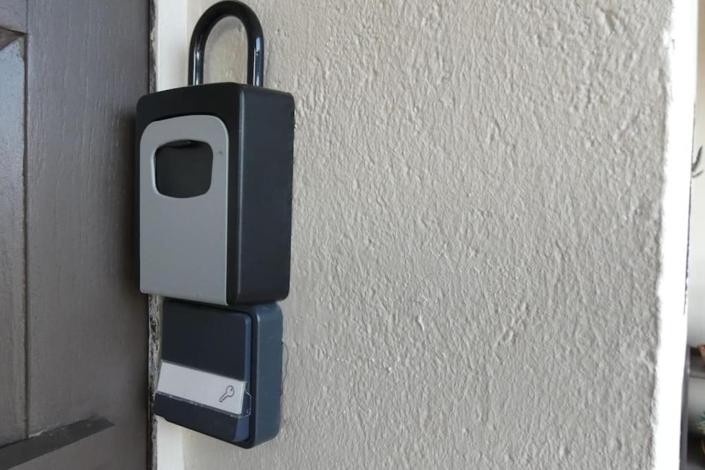 a black and white door latch on a wall at Gîte Mémoire de cœur 14 pers in Foucherans