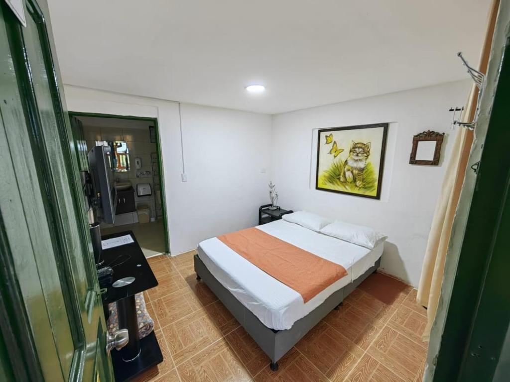 ein kleines Schlafzimmer mit einem Bett in einem Zimmer in der Unterkunft Hospedaje Rancho Guadalupe in La Suiza