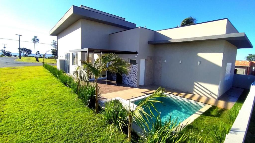 una casa con una piscina di fronte di Piscina com SPA - Check-in 9h - 70m da Represa a Palmeiras