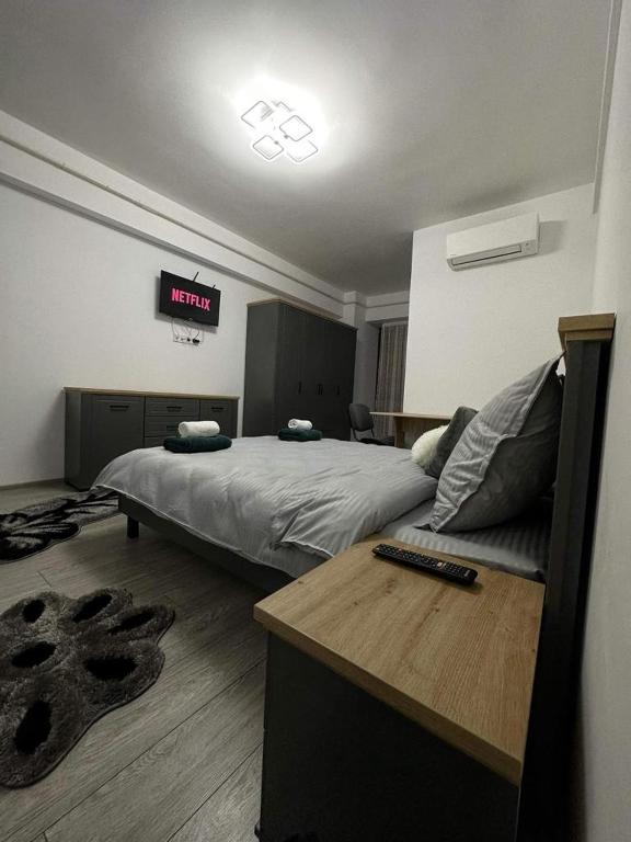 een slaapkamer met een bed en een klok aan de muur bij Divine Comfort Apartments Palas Mall in Iaşi