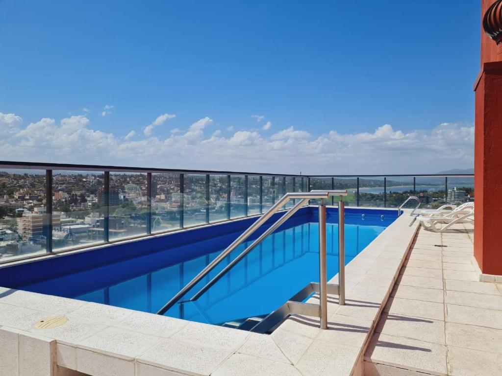 una piscina en la azotea de un edificio en Edificio Leonardo 6to piso en Villa Carlos Paz