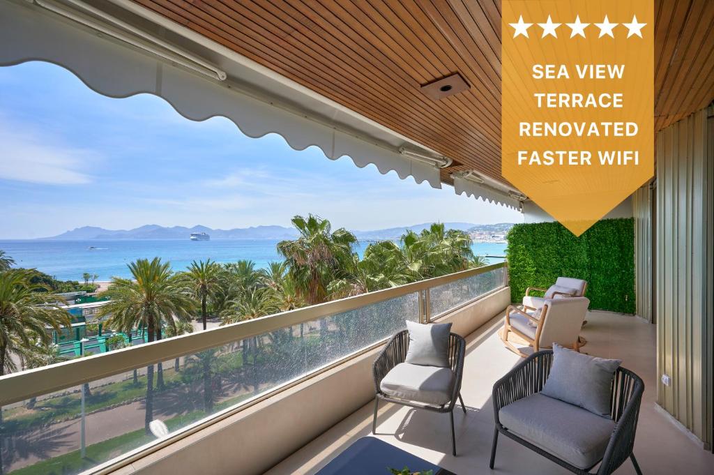 een balkon met stoelen en uitzicht op de oceaan bij La REALE 2 BEDS CROISETTE BEACHES Sea VIEW Parking FREE in Cannes